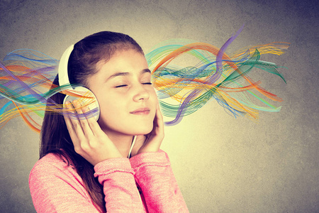 小女孩享受音乐的耳机在家里放松