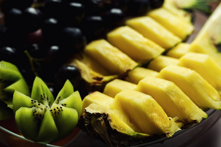 上板 异国情调的水果 菠萝 葡萄 橘子和猕猴桃，水果水果切片，非常鲜美的水果，饮食习惯，健康减肥食品
