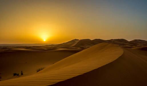 沙丘的 Erg 在摩洛哥撒哈拉的日出