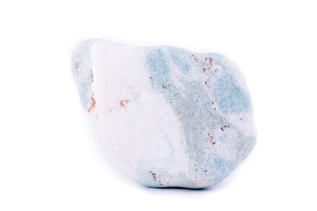 在白色背景上的宏观矿物 aniolite Aniol 石