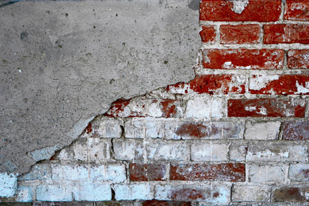 老砖砌墙的半覆盖着破碎的石膏，copyspace