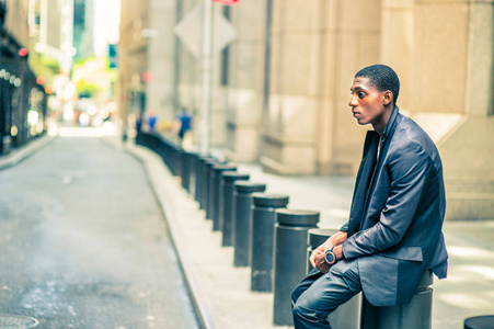 在纽约街头的年轻非洲裔美国人思维的外面