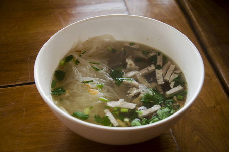 越南面条汤与肉称为 pho 服务与蔬菜
