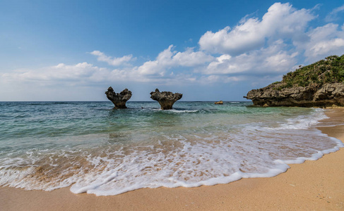 沿着海滩的小心脏形状岛