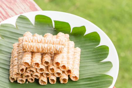 泰国的脆卷晶片棒传统甜点被搭配在瓶子外面的木板上。