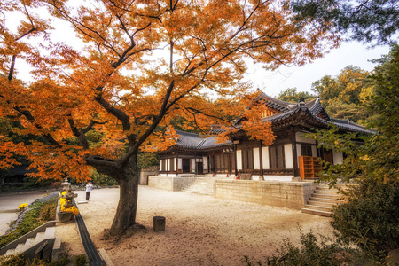 在秋天期间 Gilsangsa 寺