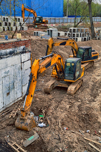 黄色的挖掘机挖掘地面。施工现场