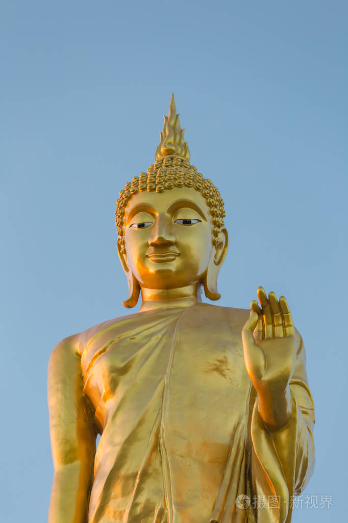 蓝天上的立佛像位于泰国昌萨布里