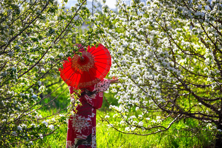 樱花在日本服装的女人