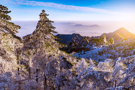 日出黄山国家公园的山峰之上