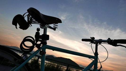 复古自行车和日落的剪影