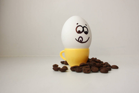 鸡蛋与一张脸。有趣和可爱咖啡杯
