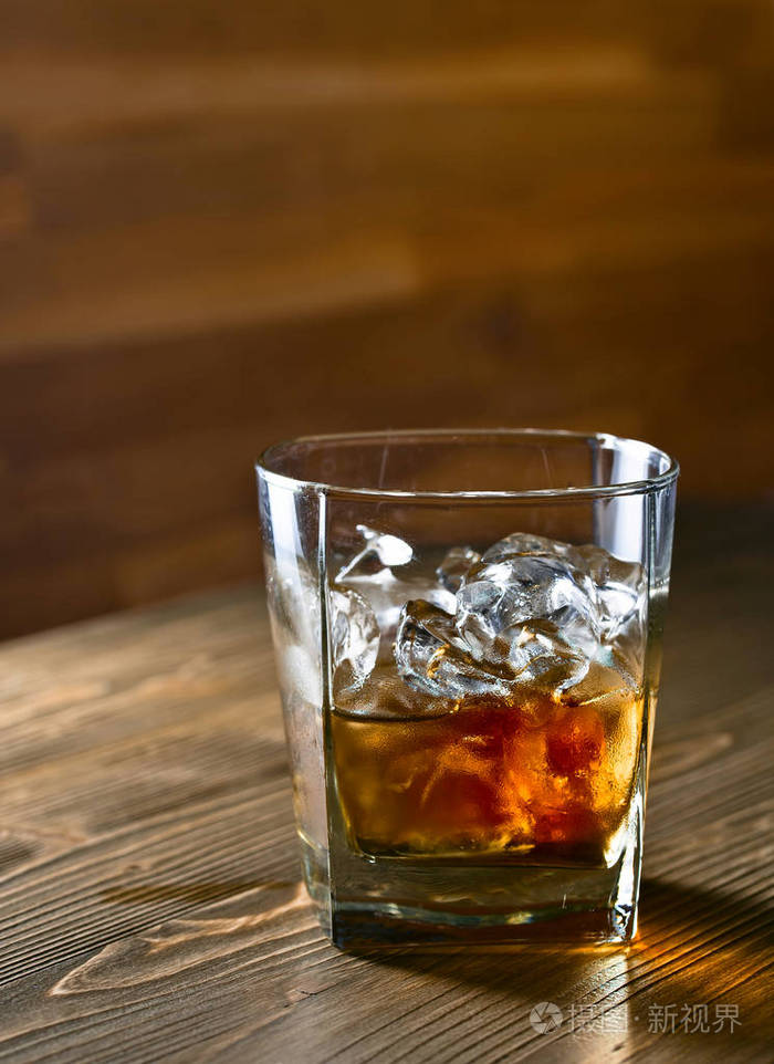 杯加冰的威士忌