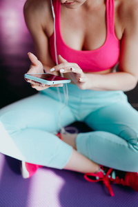 在健身房使用智能手机的女人