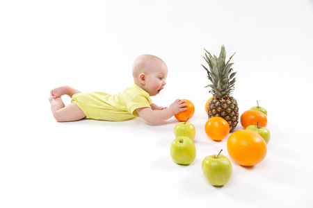 可爱的小宝贝男孩与水果