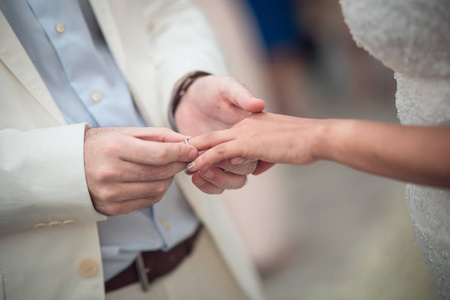 结婚戒指的新娘和新郎的双手