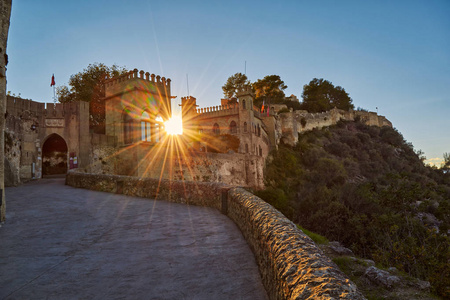在日落时，西班牙瓦伦西亚地区的 Xativa 城堡