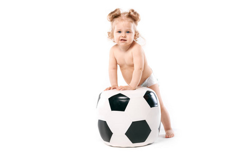 小宝宝爬上足球球