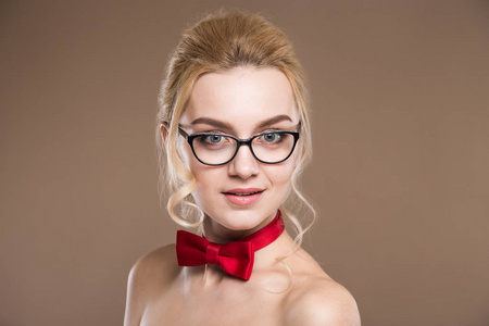 年轻女孩与领结和眼镜