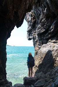 旅行妇女在一个山洞里附近的海中 Keo 嗣昌，泰国