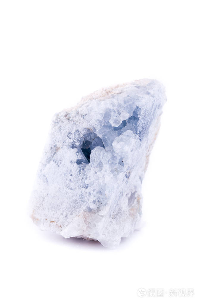 在白色背景上的宏观矿物天青石石材