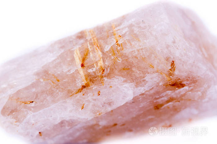 石宏矿物金红石在白色背景上的石英