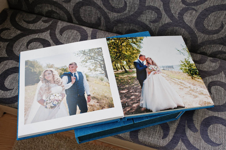 婚礼相册或打开双页写真图片