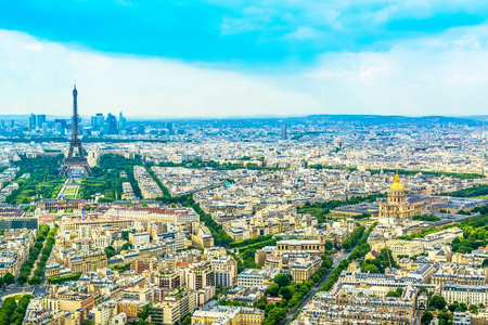 全景埃菲尔铁塔在巴黎从高度上蓝蓝的天空晴朗的日子。巴黎从鸟瞰一个视图