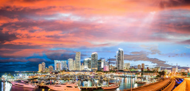 在迈阿密市区的惊人日落。港口布的全景视图
