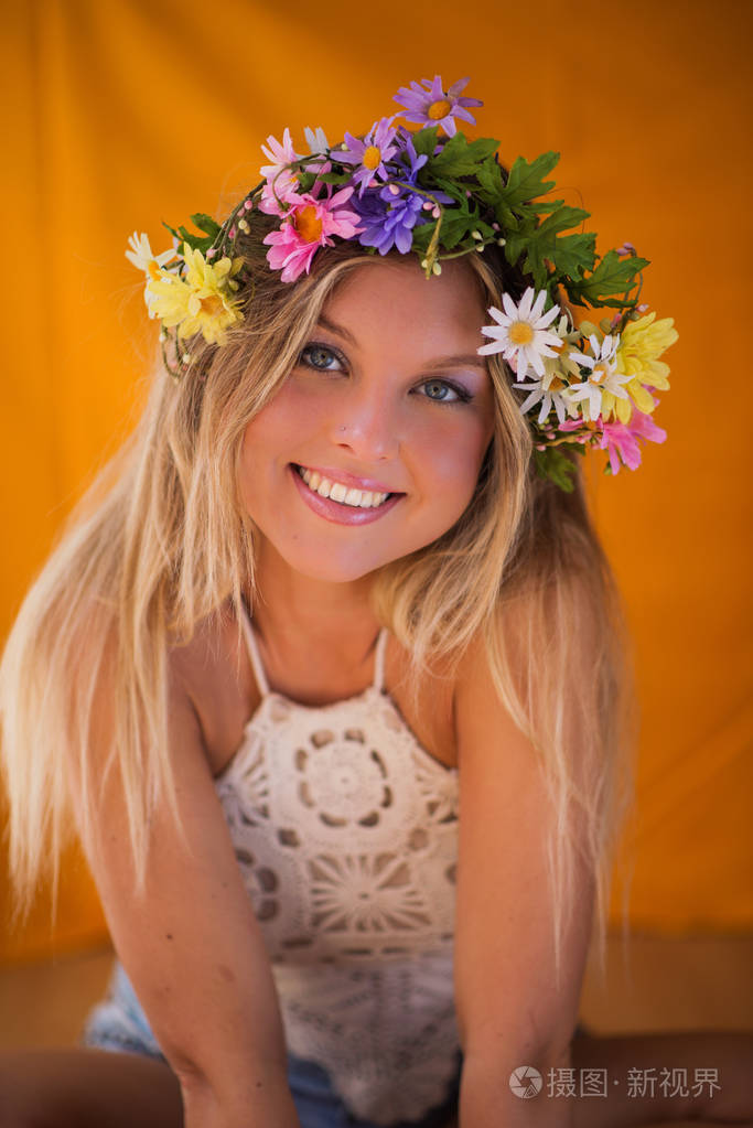 与花花环在她头上的金发美女.美 gi