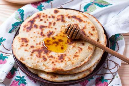 薄饼或薄饼，蜂蜜中厚板