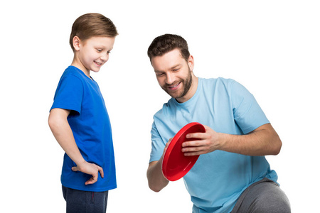 父亲和儿子玩飞盘
