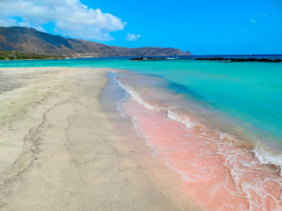 粉红色的砂风景海希腊克利特岛的沙滩