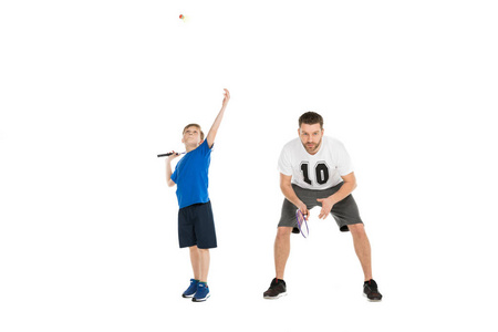 父亲和儿子打网球