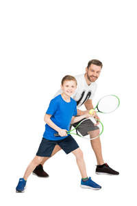 父亲和儿子一起网球拍