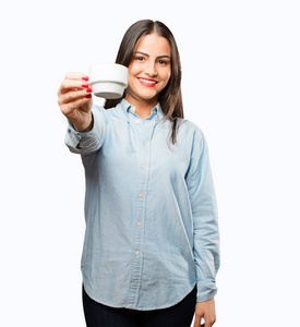 年轻酷女孩与一杯咖啡