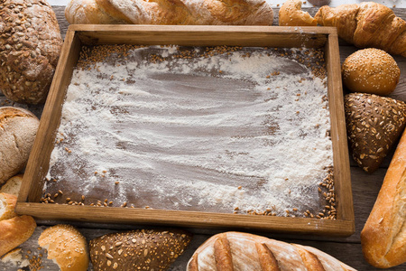 面包烘焙背景。棕色和白色小麦谷物饼 comp