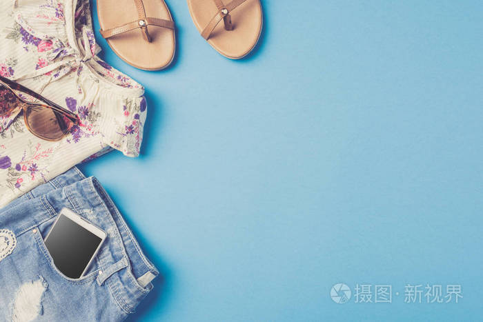 女人夏天的衣服在蓝色背景