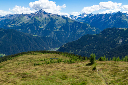 夏季阿尔卑斯山查看从齐勒河谷高高山公路，奥地利，Tirol