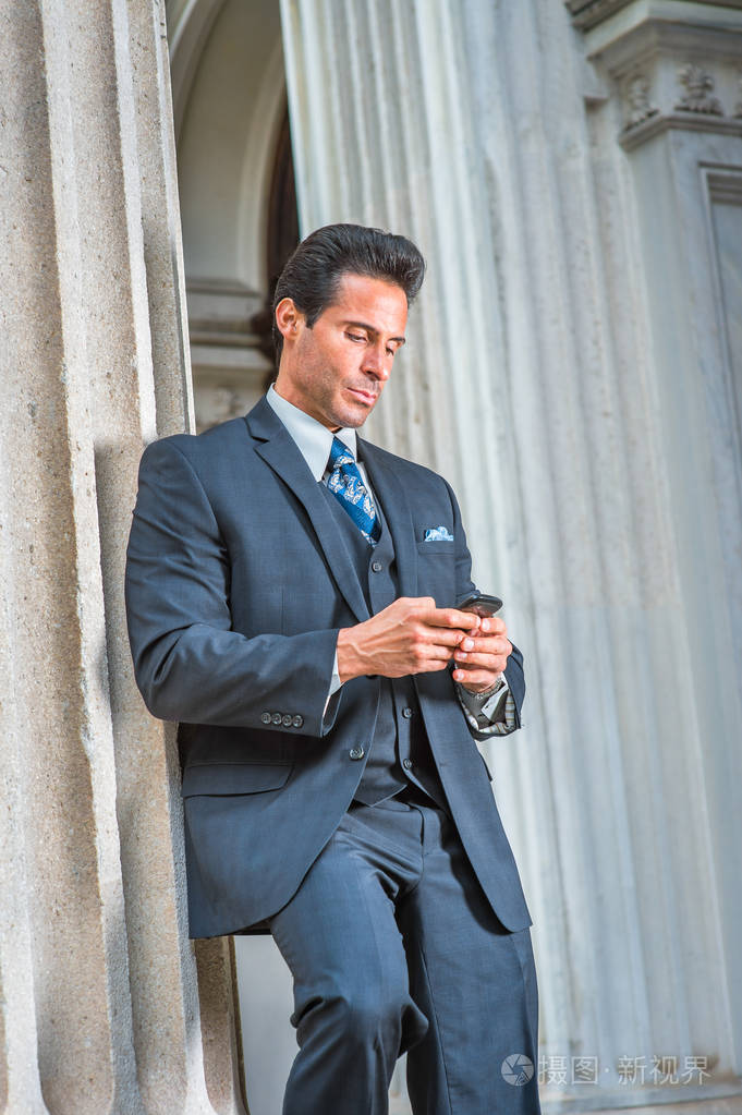 手机外的中年美国商人用发短信