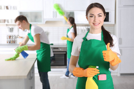 在厨房工作的年轻女清洁工