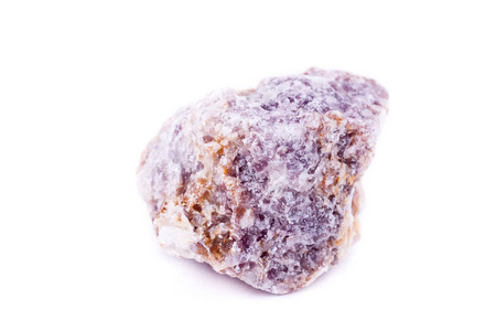白色背景上的宏观矿物云母石