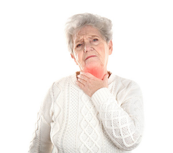 生病的老年妇女接触喉咙白色背景过敏和喉咙痛的概念