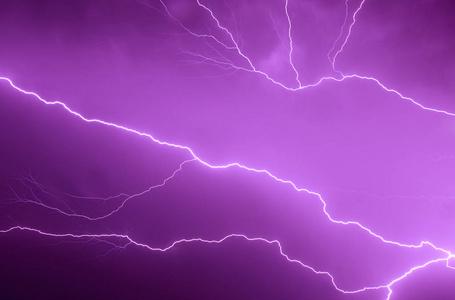 紫罗兰色夜空中的闪电摄影照片