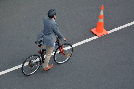 一个人在城市道路上骑自行车的鸟瞰图