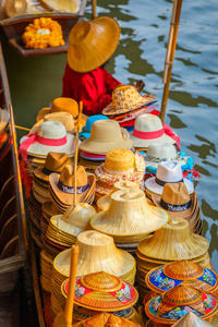 上一条船在水上市场在拉瓦丹出售泰国帽子附近的曼谷泰国