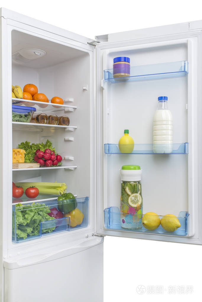打开冰箱里充满了新鲜水果和蔬菜