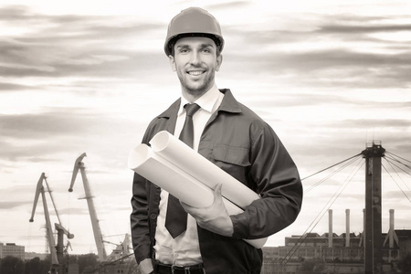 与城市景观背景上绘制的项目工程师照片