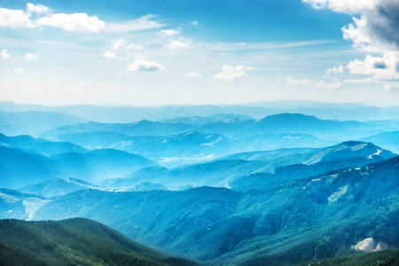 蓝色山地和丘陵