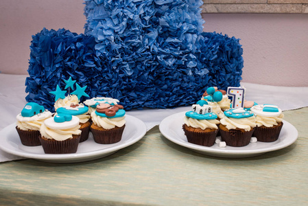 白色和蓝色的纸杯蛋糕，为孩子们的生日的